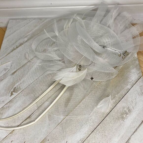 White fascinator for high tea or wedding - Picture 3 of 6